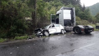 Камион, микробус и автобус се удариха на пътя Русе-Бяла