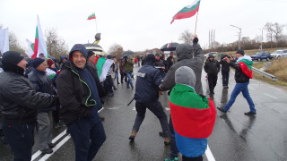 Жители на Чепеларе излязоха на протест и затвориха за два