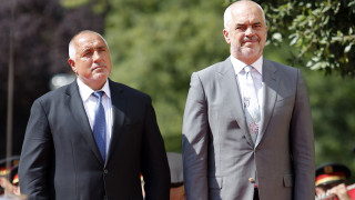Албанският премиер Еди Рама награди българския си колега Бойко Борисов