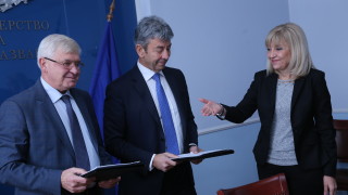 Подписването на договорите за доставката на общо 280 нови линейки