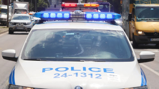 Кола е влязла във вход на жилищна кооперация в центъра