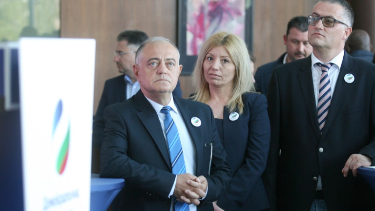 Демократична България настоява Петкова да иска 20% по-ниска цена на газа от Москва