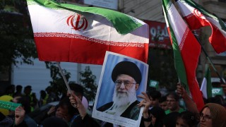 Въпреки националните протести на Иран и годините на външен натиск