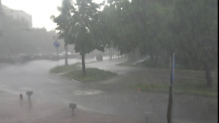 Пороен дъжд наводни подлези и булевард в София