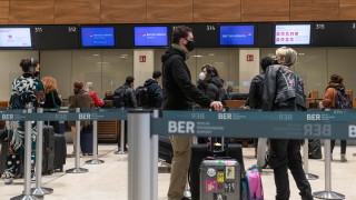 Множество оплакващи се британци, задържани на германски летища