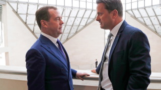 Руският премиер Дмитрий Медведев препоръча на американски дипломат да си