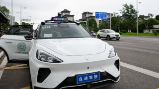 Защо Китай бие спирачките на автономните таксита?