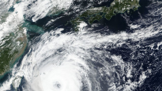 Тайфунът Ханун уби двама, спря тока на 166 000 домове в Южна Япония
