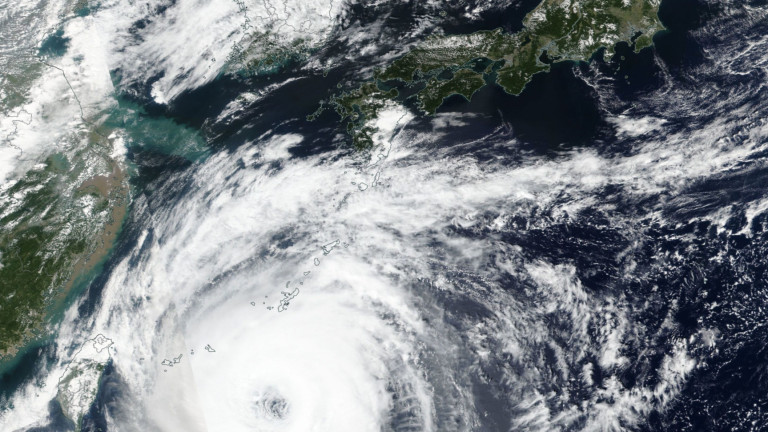 Мощният тайфун Ханун се приближи към югозападния японски остров Окинава