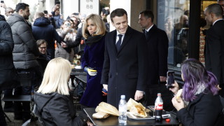 Френският президент Еманюел Макрон и първата дама Бриджит се разходиха по Шанз Елизе