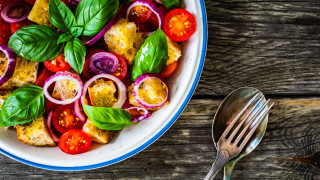 Вкусна свежа и вдъхновена от традицията панцанела е типична италианска