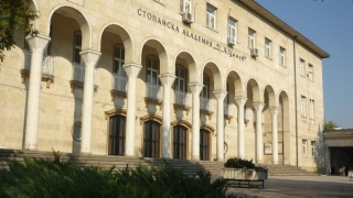 Ректорът на академията в Свищов си намали заплатата и отмени привилегиите