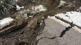 Свлачището в Смолянско се разраства, пътят продължава да бъде затворен