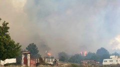Заради пожар ограничиха движението по пътя край Казанлък