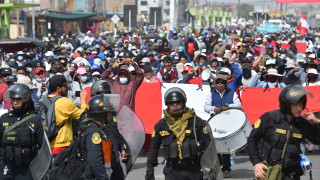 Протестите в Перу срещу отстраняването от власт на бившия президент