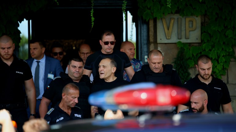 Още докато журналистите чакаха Васил Божков да излезе от летището