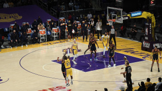 Феноменален кош на Краля прати ЛА Лейкърс в плейофите на НБА