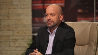 Популярният български писател сценарист драматург актьор и телевизионен водещ Иво