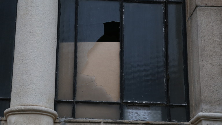 И мюфтийството се притесни за счупения прозорец на Синагогата в София