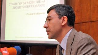 Даниел Вълчев обсъжда проектозакон с ученици от Бургас