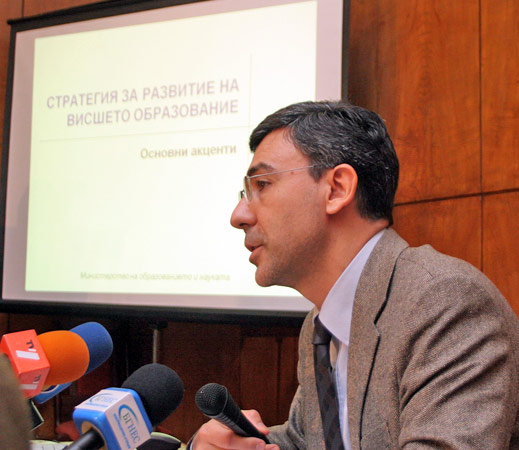 Даниел Вълчев обсъжда проектозакон с ученици от Бургас
