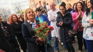 Омбудсманът Мая Манолова се среща с медицинските сестри от Казанлък