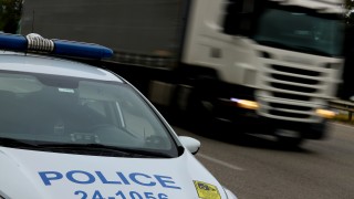 Украински шофьор предложи подкуп на служител от отдел Пътна полиция в