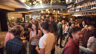 Дискриминация или необходимост: барове само за хора под 40 години