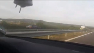 Видео с лек автомобил движещ се с висока скорост в