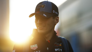 Макс Верстапен със специална каска и обувки в предстоящо състезание в Зандвоорт