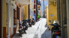 Пазарен парадокс или държавна политика: Защо милиони жилища в Гърция стоят затворени въпреки растящата криза?