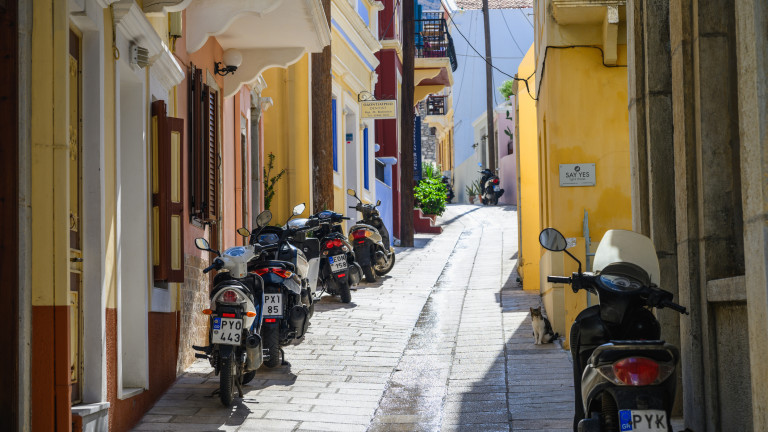 Пазарен парадокс или държавна политика: Защо милиони жилища в Гърция стоят затворени въпреки растящата криза?