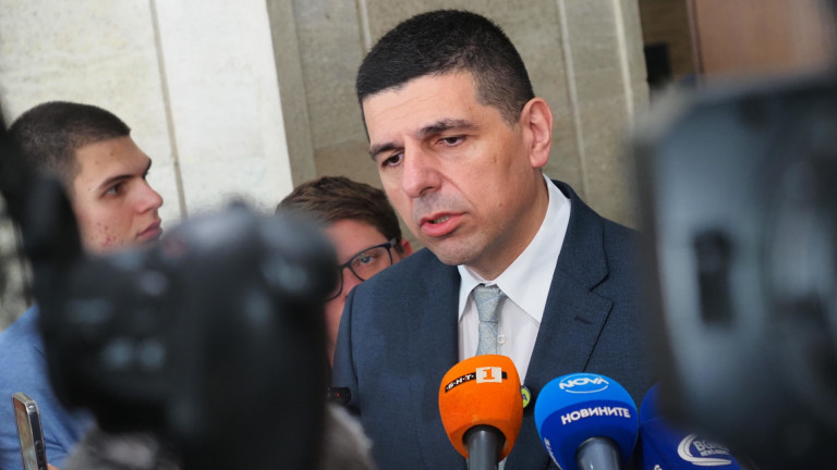 Ивайло Мирчев: Няма да влезем в оркестъра на руските балалайки