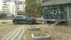 Кола се блъсна в блок в София