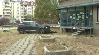 Кола се блъсна в блок в София