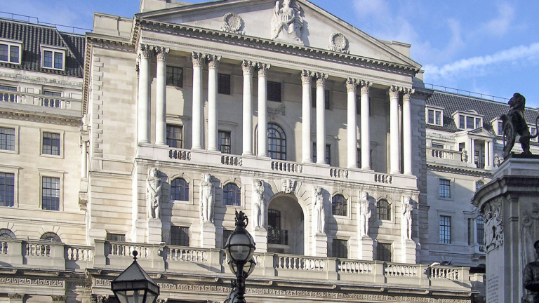 Английската централна банка запази лихвите, паундът падна