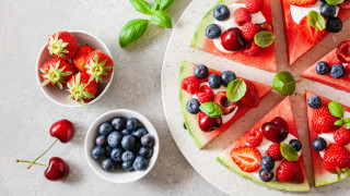 Лятото изобилства от вкусни плодове Сладки ягоди и други горски