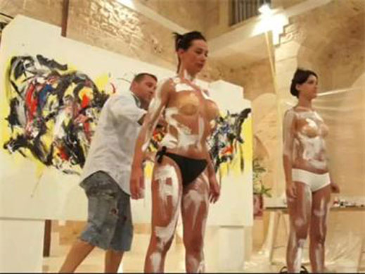 Италианец рисува по голи българки