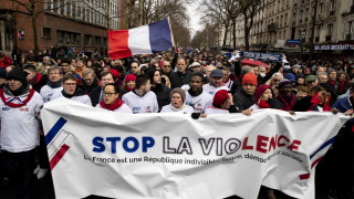 Хиляди демонстранти носещи червени шалчета организираха демонстрация в Париж в