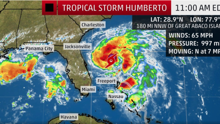 Тропическата буря Умберто прерасна в ураган от първа категория, съобщават