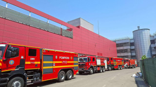 Пожар пламна в събота по обед на терасата на големия