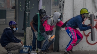 Протестиращите във Венецуела с ново оръжие – коктейли с изпражнения