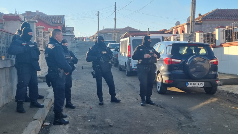 Полиция и жандармерия влязоха в ромската махала на Карнобат. Провежда