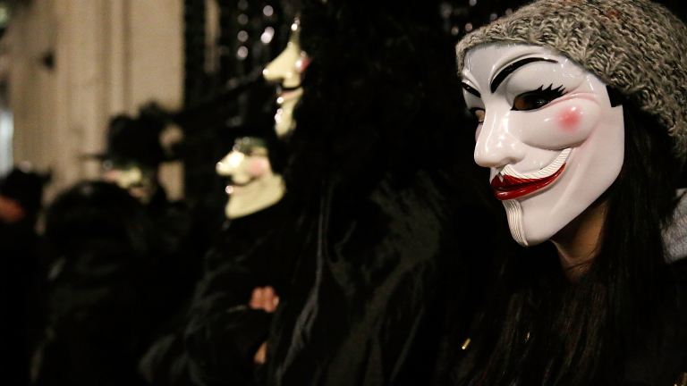Хакерската групировка Anonymous, която разби сайта на руската Централна банка,