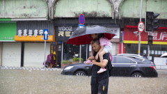 Тропическа буря бушува в Китай седми ден