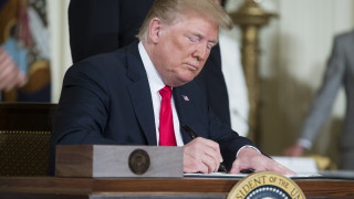 Президентът на САЩ Доналд Тръмп използва Туитър за да хвърли