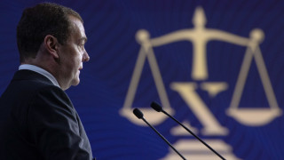 Медведев заклинателно: Днес Русия определя бъдещия световен ред