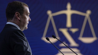 Медведев заклинателно: Днес Русия определя бъдещия световен ред