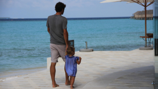 Федерер с децата на Малдивите