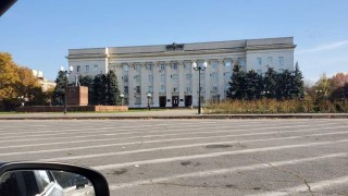 Руското знаме окачено от окупационните власти над сградата на администрацията